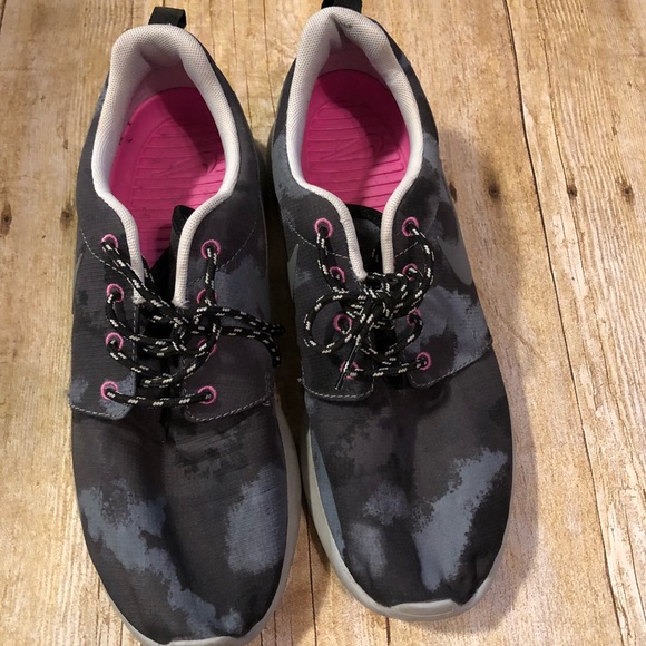 Nike Shoes - Nike Roshe Run